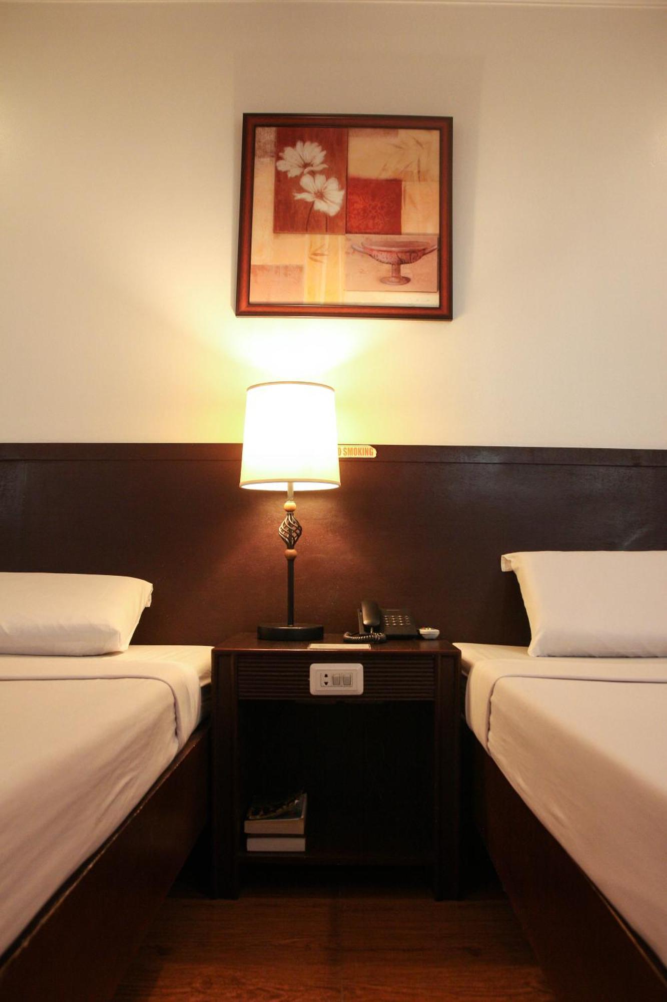 De Luxe Hotel Cagayan de Oro Esterno foto