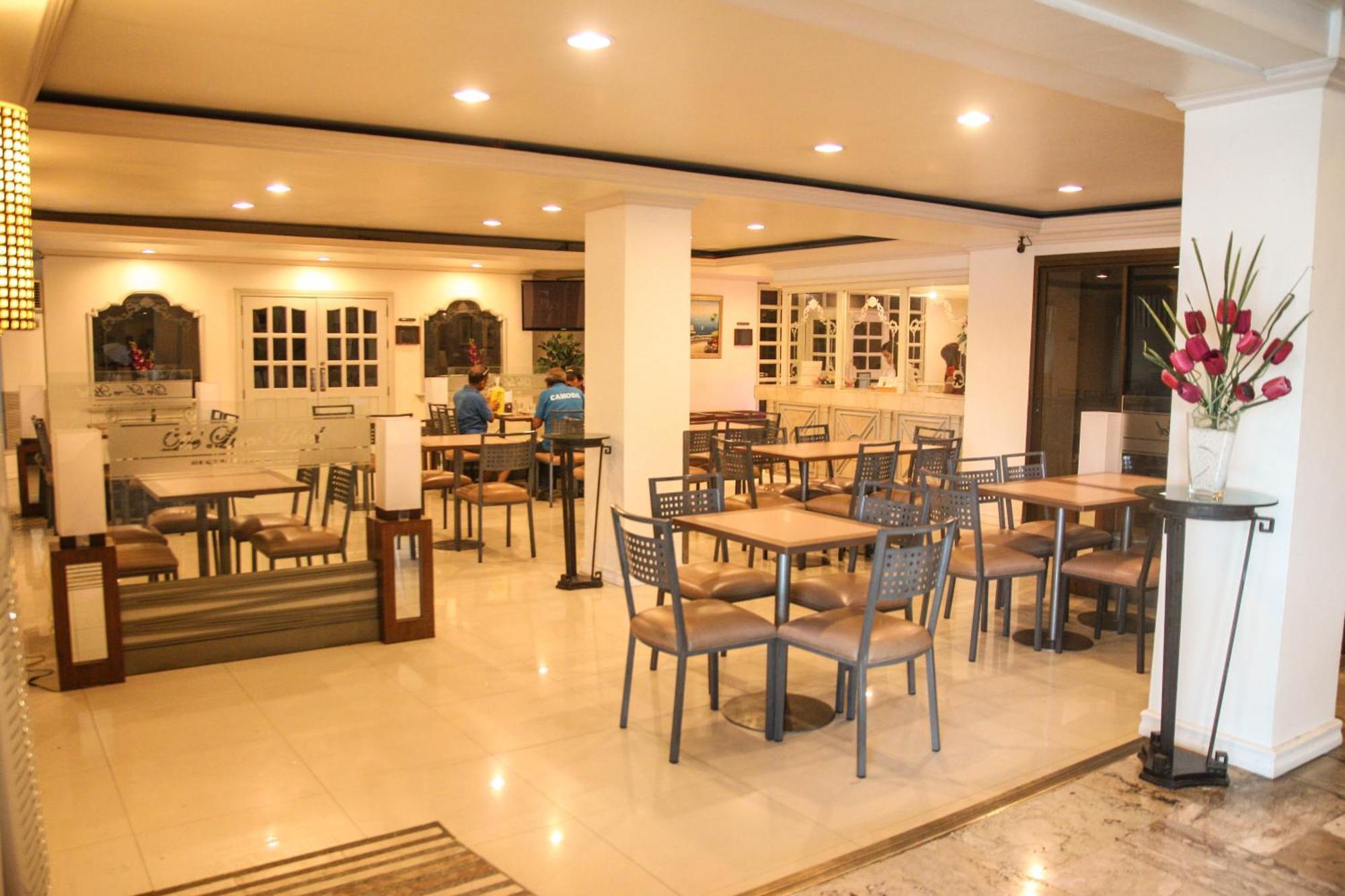 De Luxe Hotel Cagayan de Oro Esterno foto