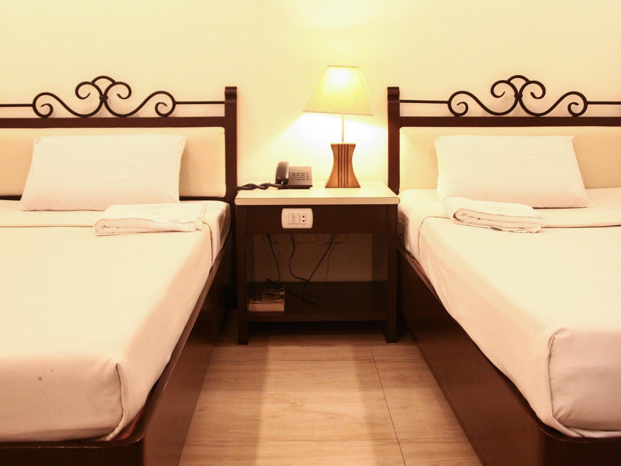De Luxe Hotel Cagayan de Oro Esterno foto