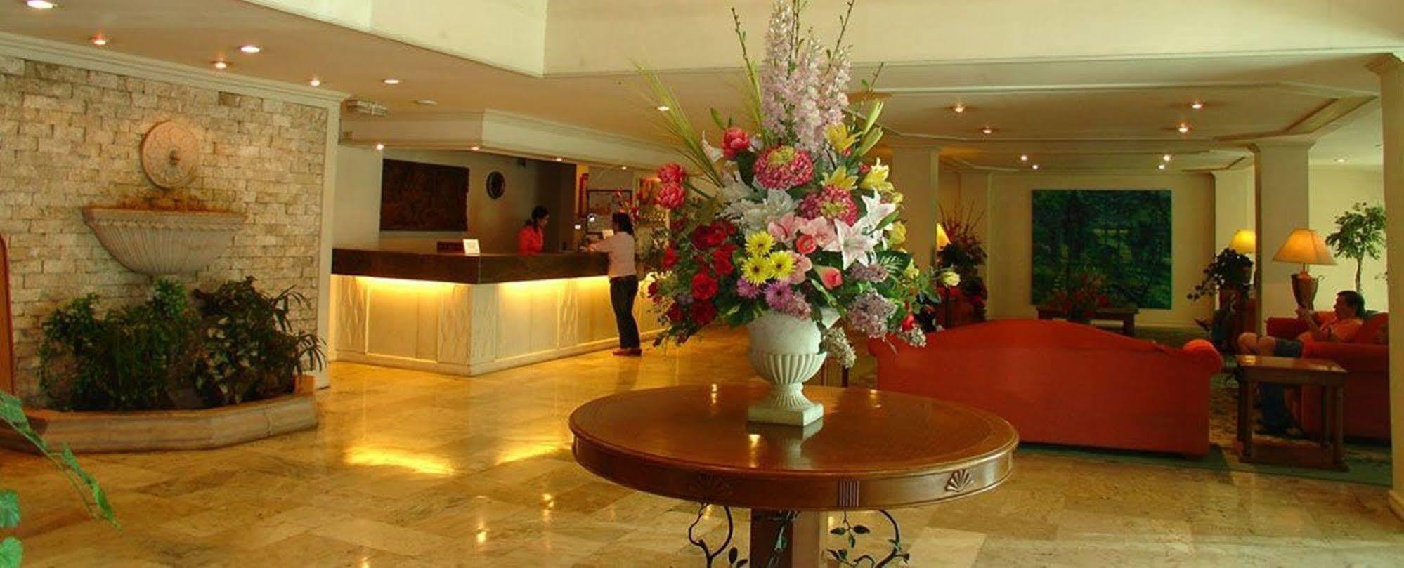 De Luxe Hotel Cagayan de Oro Esterno foto