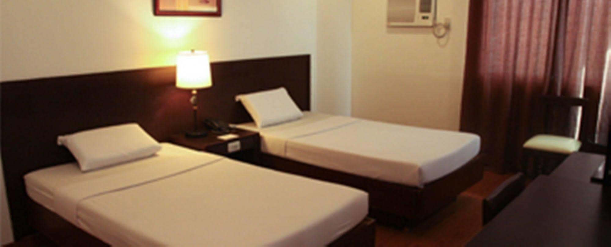 De Luxe Hotel Cagayan de Oro Esterno foto