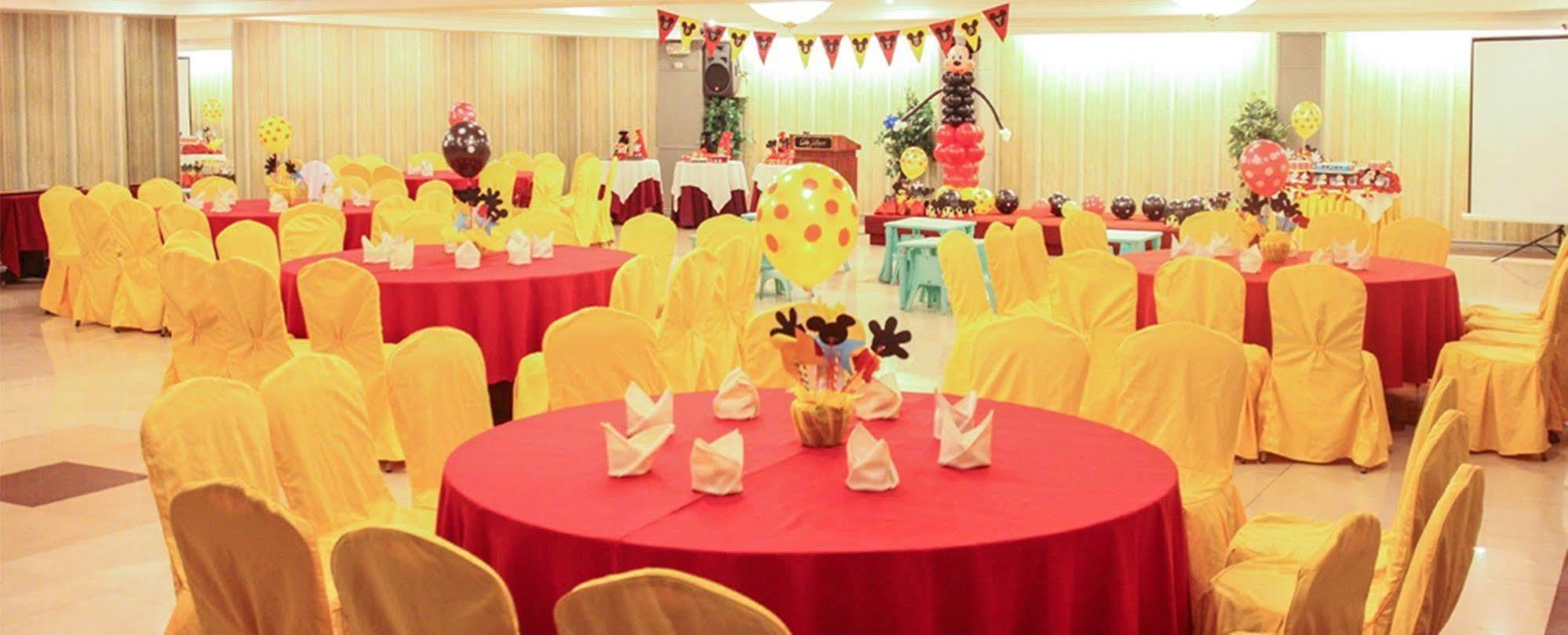 De Luxe Hotel Cagayan de Oro Esterno foto